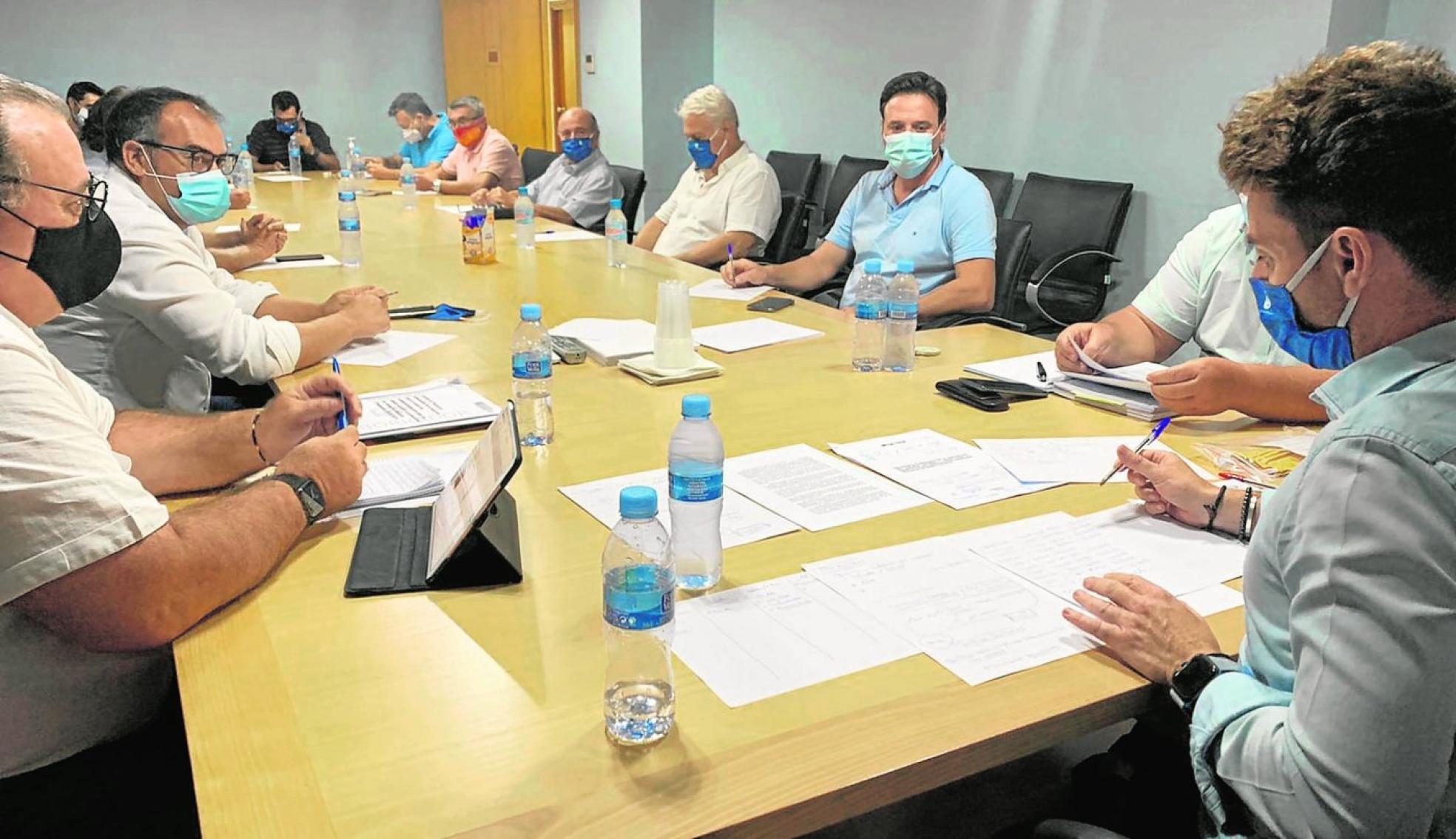 Una de las reuniones que se han mantenido esta semana entre la Dirección General de Deportes y los presidentes de las federaciones regionales.