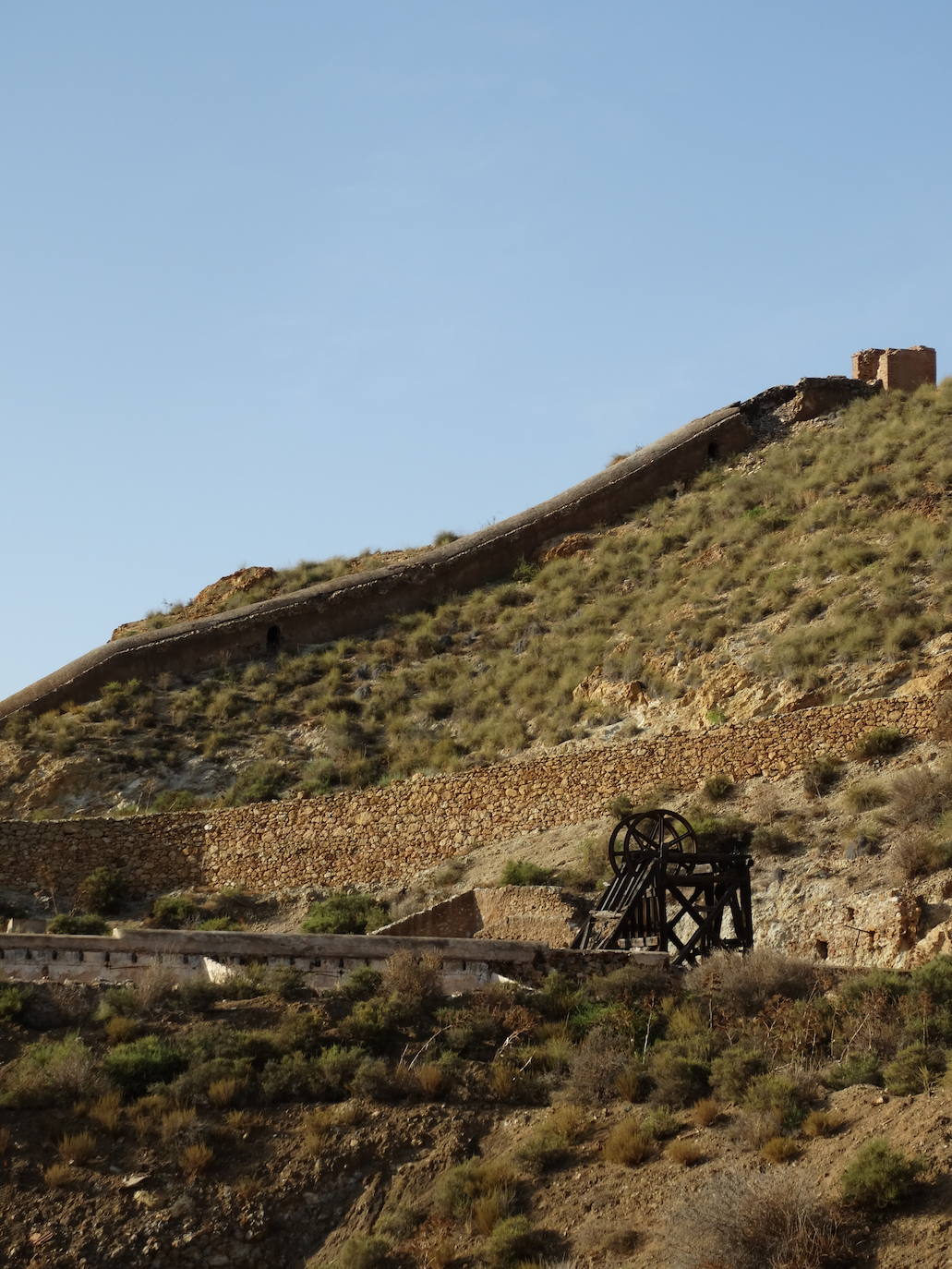 Conducción de una de las chimeneas que dominan el paisaje minero.