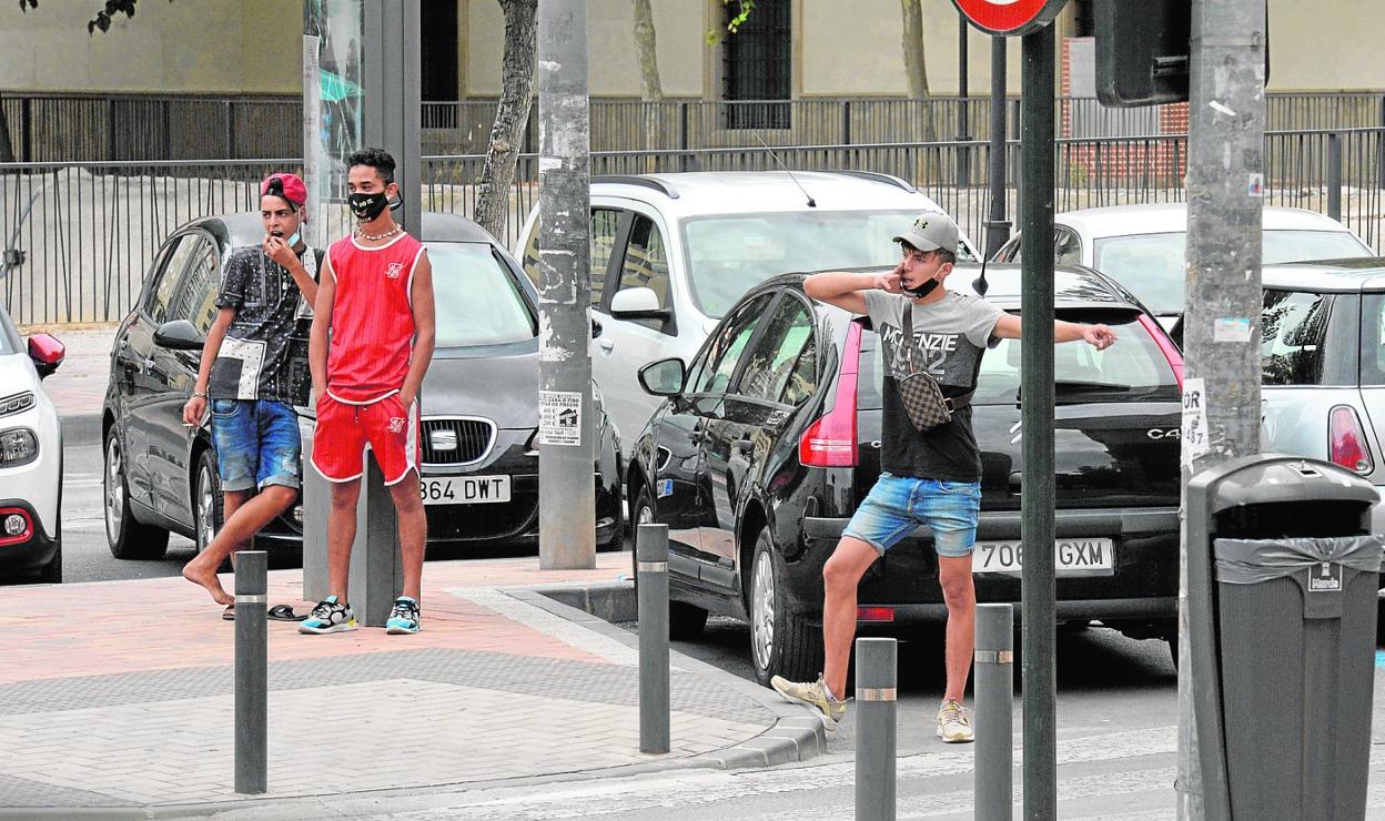 Un 'gorrilla', junto a dos compañeros, indica un espacio de aparcamiento vacío a un ciudadano frente al Palacio de San Esteban, justo el día en el que arrancó el mes. 