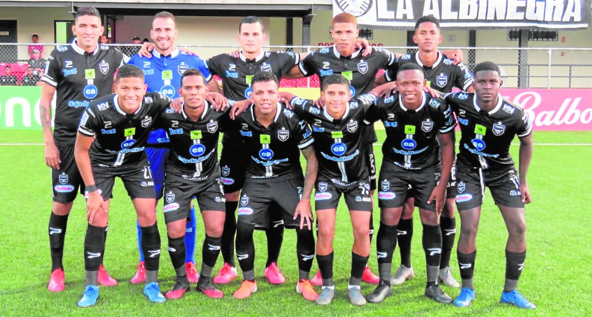 Equipo titular del Tauro, principal exportador de talentos panameños a España, en un partido de la pasada temporada. 