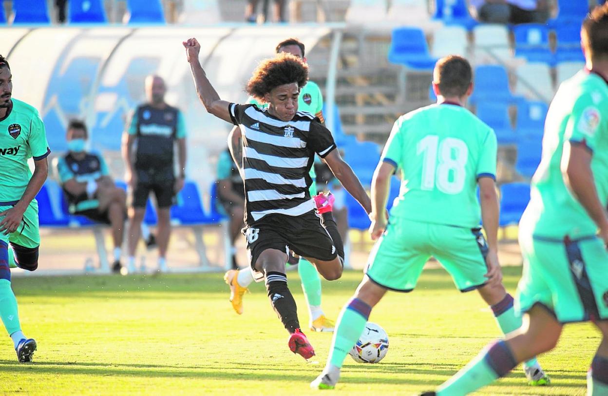 Carrasquilla arma el disparo rodeado de rivales, en el amistoso contra el Levante. 