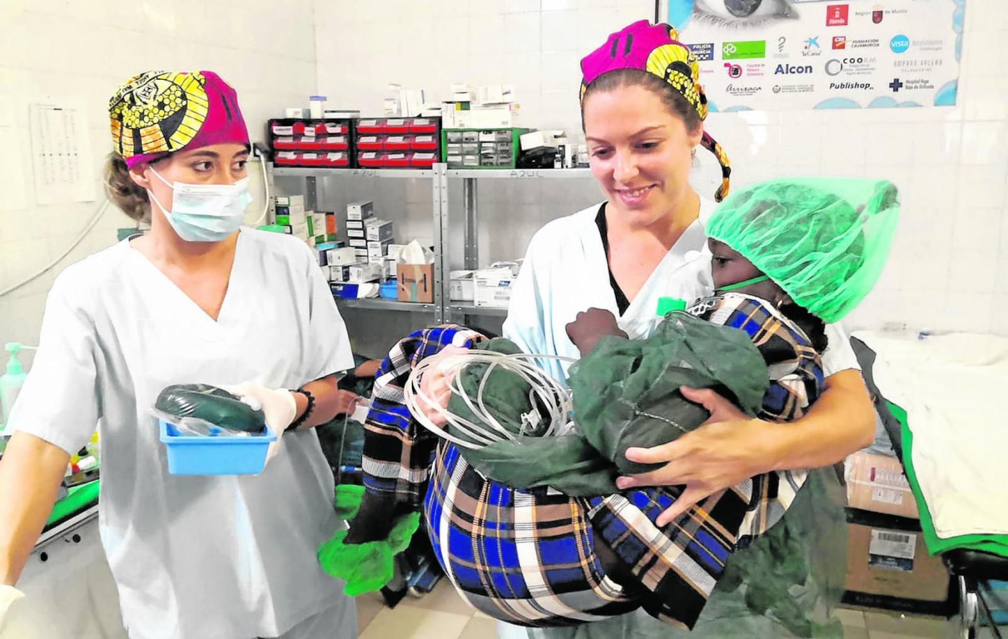 Una enfermera y una médico anestesista trasladan a un niño a quirófano, en una imagen de archivo. 
