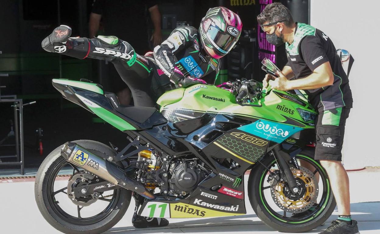 Ana Carrasco, subiéndose a la moto en MotorLand Aragón.