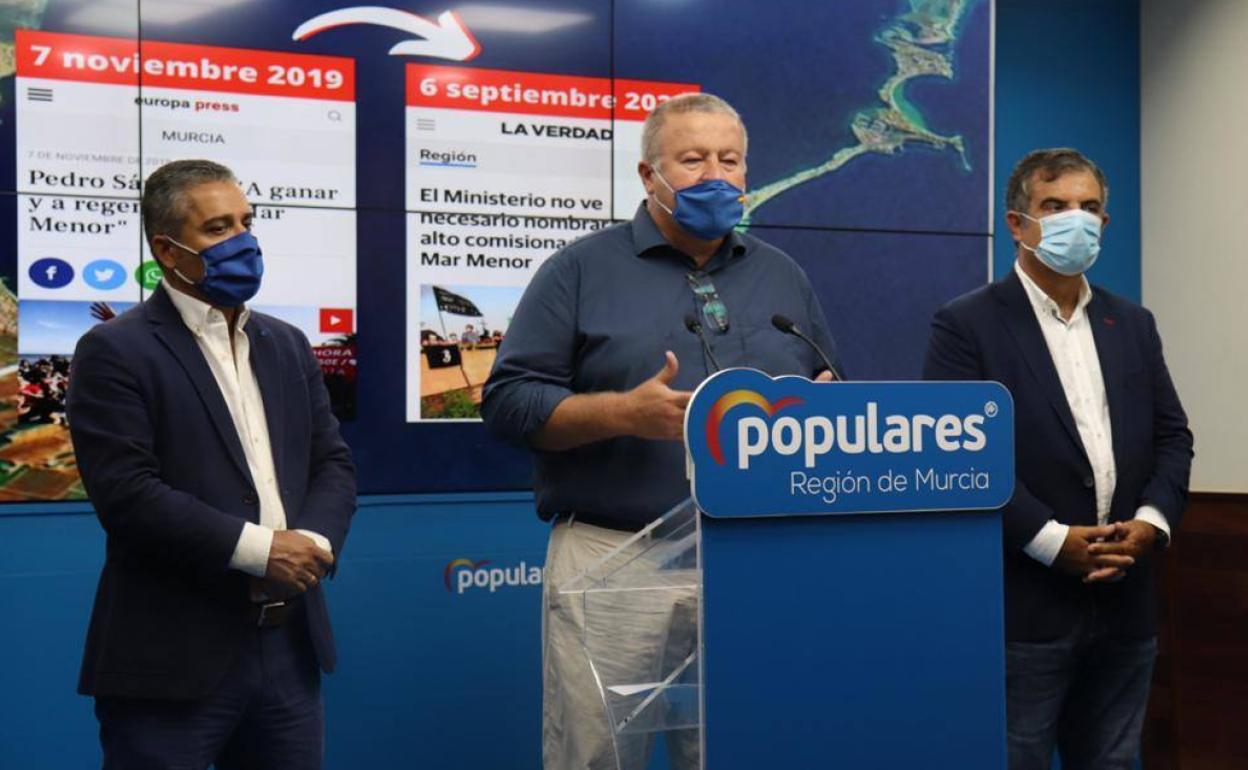 Bernabé, este lunes, flanqueado por Jesús Cano (izquierda) y Juan María Vázquez (derecha).