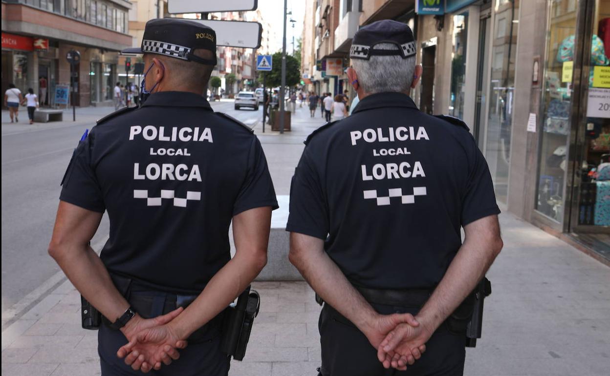 Agentes de la Policía Local de Lorca, en una fotografía de archivo.
