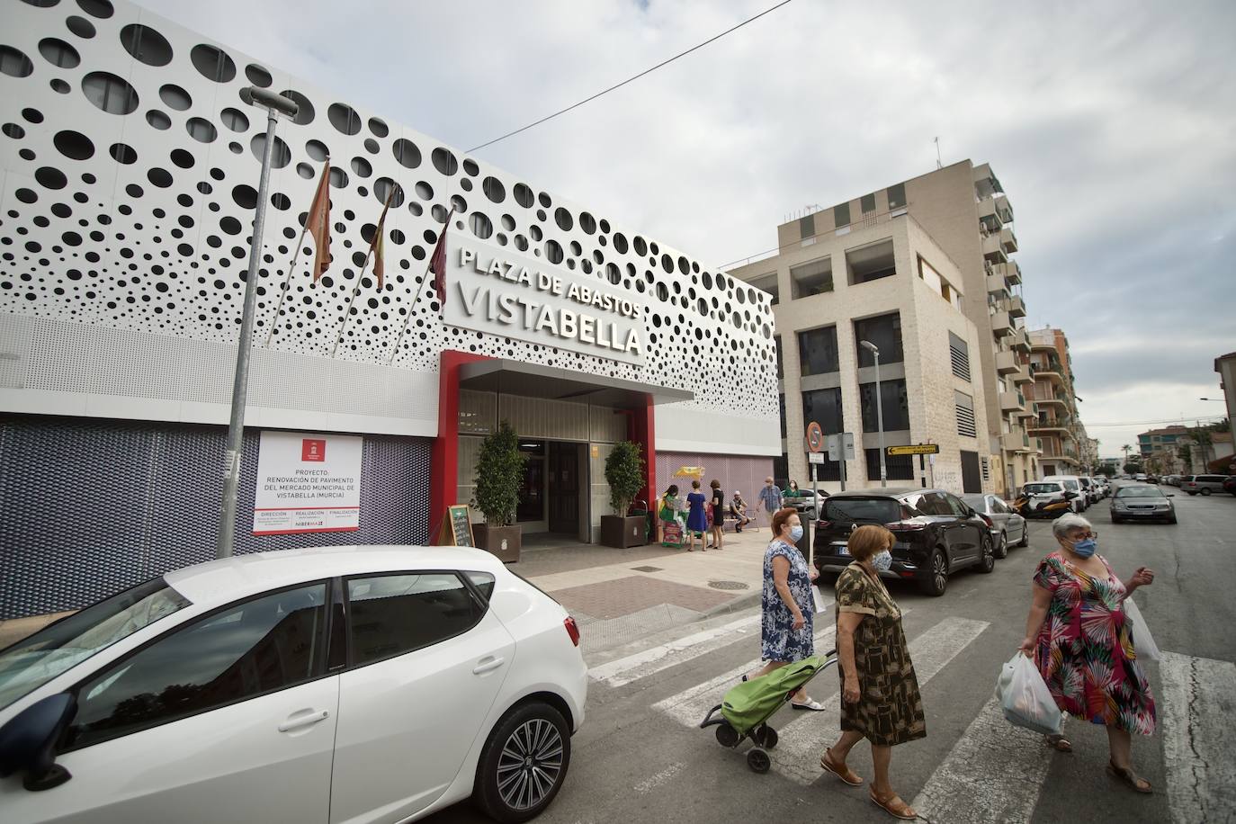 Fotos: La plaza de abastos de Vistabella, en Murcia, se refuerza ante posibles DANAs