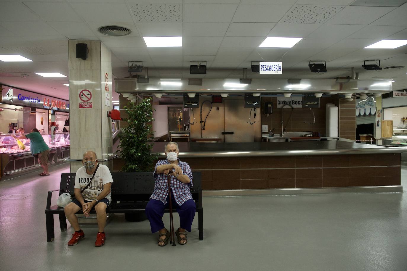 Fotos: La plaza de abastos de Vistabella, en Murcia, se refuerza ante posibles DANAs