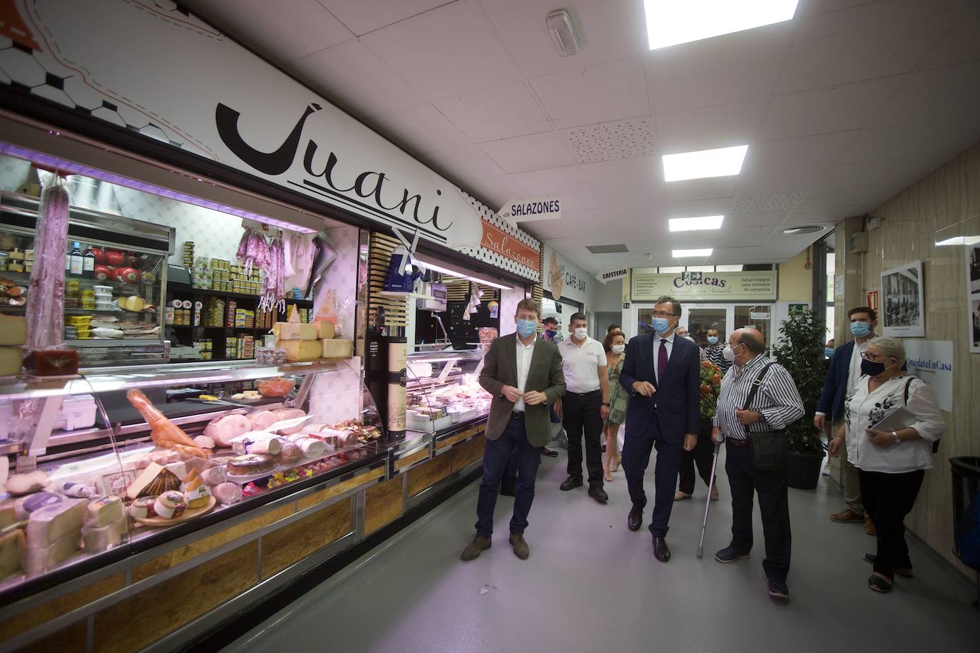 Fotos: La plaza de abastos de Vistabella, en Murcia, se refuerza ante posibles DANAs