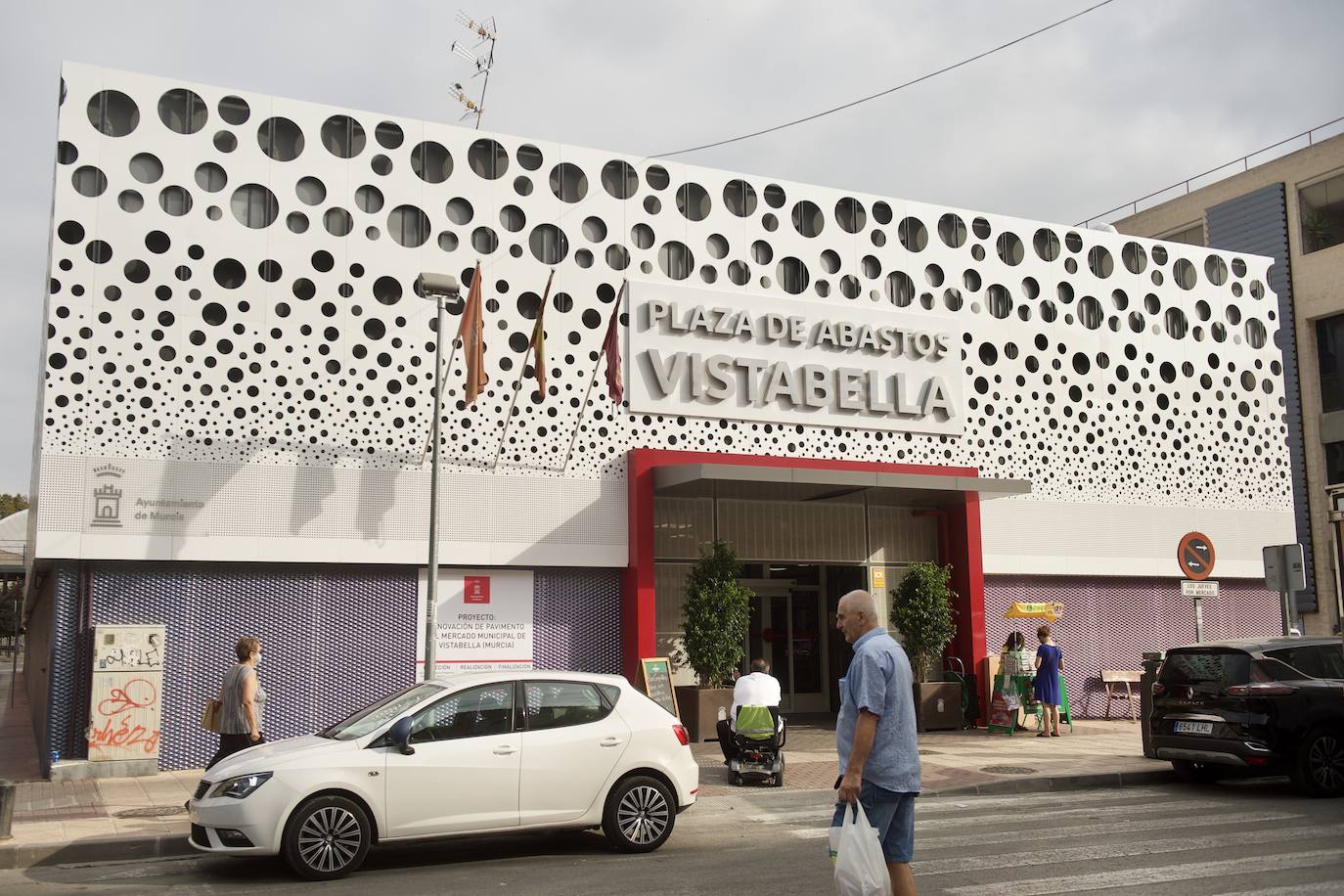 Fotos: La plaza de abastos de Vistabella, en Murcia, se refuerza ante posibles DANAs
