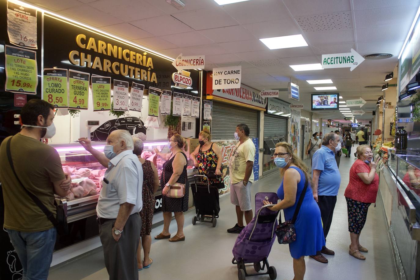 Fotos: La plaza de abastos de Vistabella, en Murcia, se refuerza ante posibles DANAs