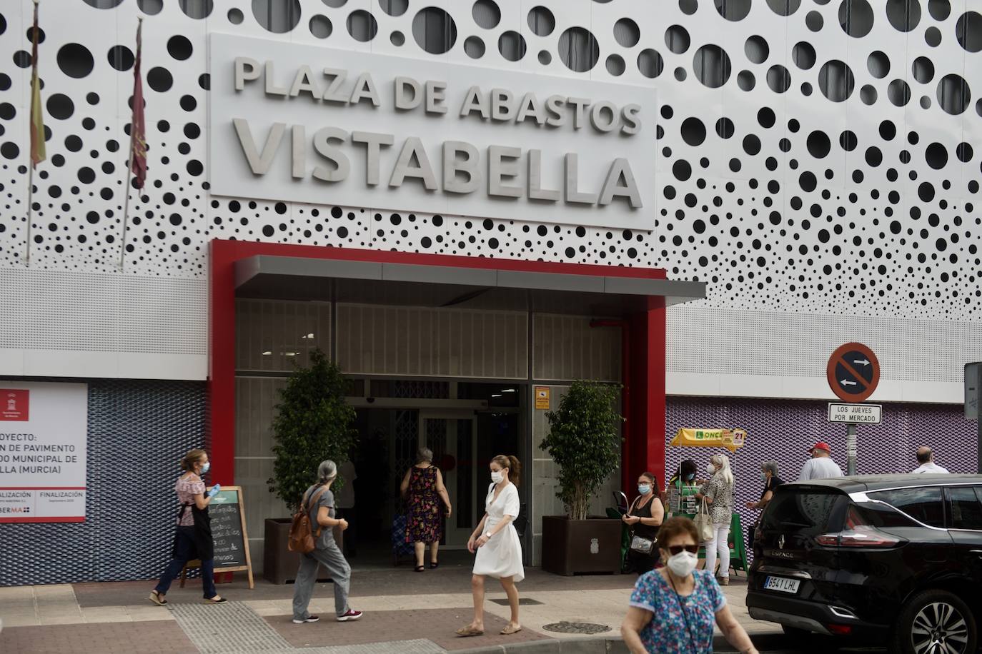 Fotos: La plaza de abastos de Vistabella, en Murcia, se refuerza ante posibles DANAs