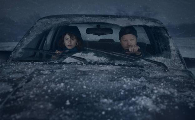 Imagen principal - Arriba, Jesse Plemons y Jessie Buckley, durante la larga travesía por la nieve. Debajo, Charlie Kauffman da indicaciones durante el rodaje y Toni Collette, en un fotograma.