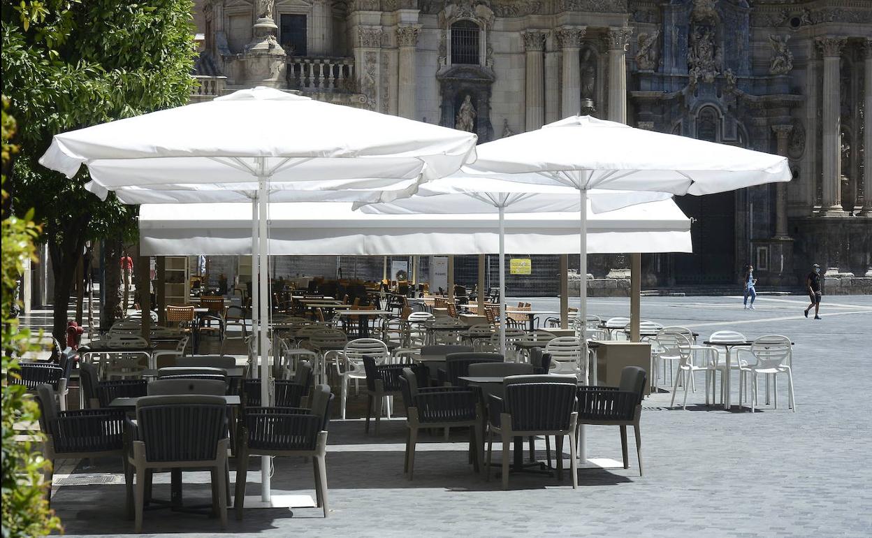 Una terraza vacía en pleno centro de Murcia.