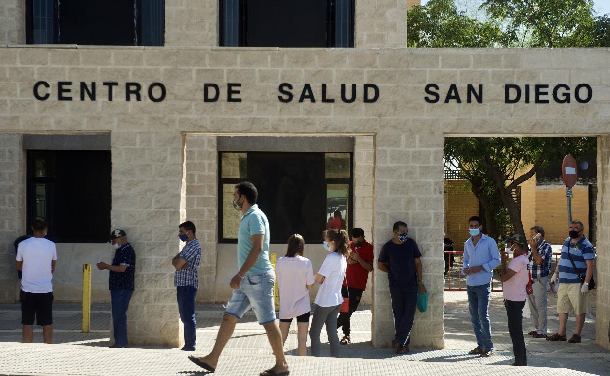 Pacientes haciendo cola para acceder al centro de salud de San Diego, en Lorca, una de las zonas más golpeadas por la pandemia. 