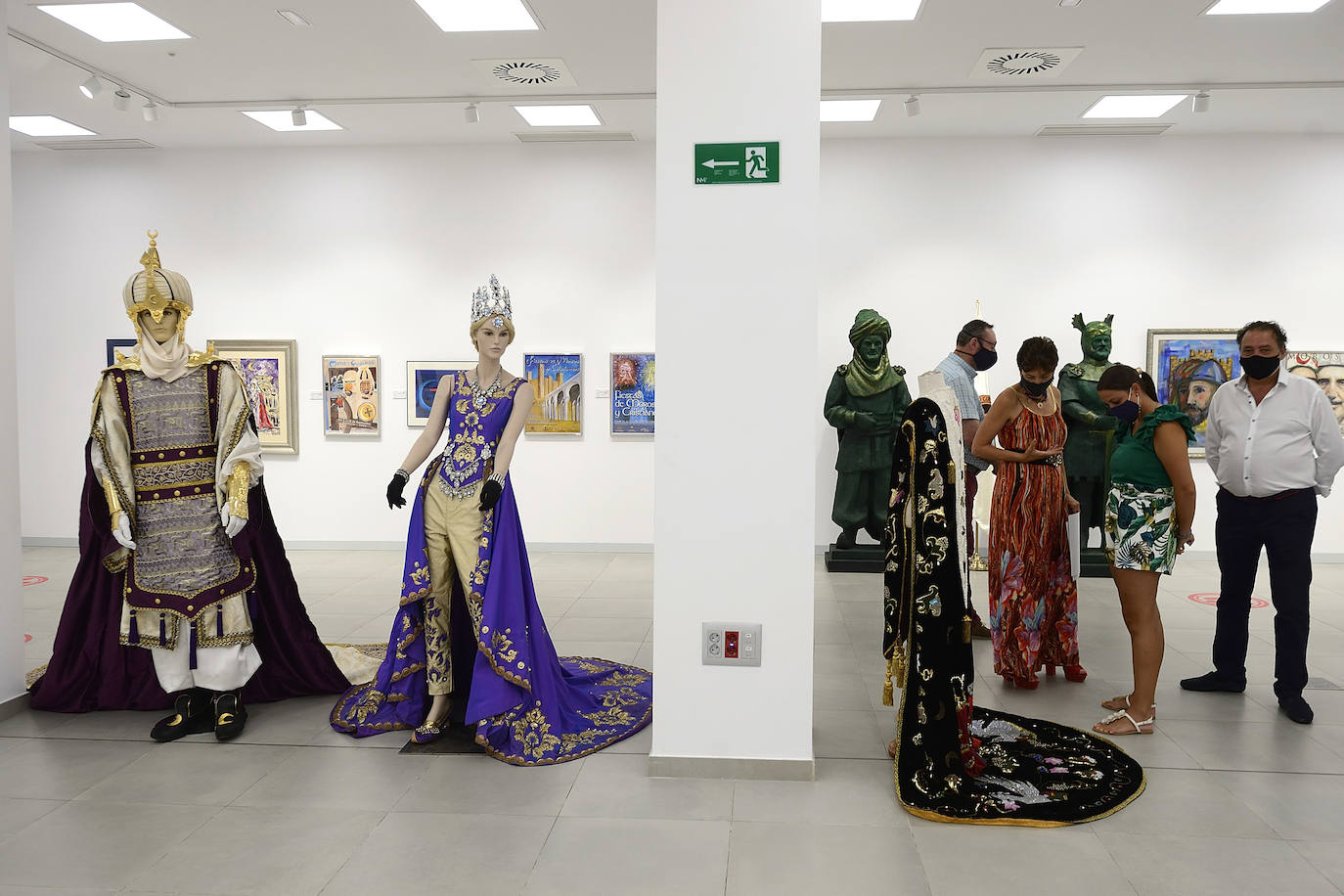 Fotos: Moros y Cristianos exhiben sus trajes, carteles y vídeos en La Glorieta