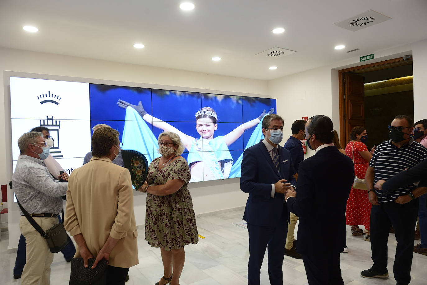 Fotos: Moros y Cristianos exhiben sus trajes, carteles y vídeos en La Glorieta