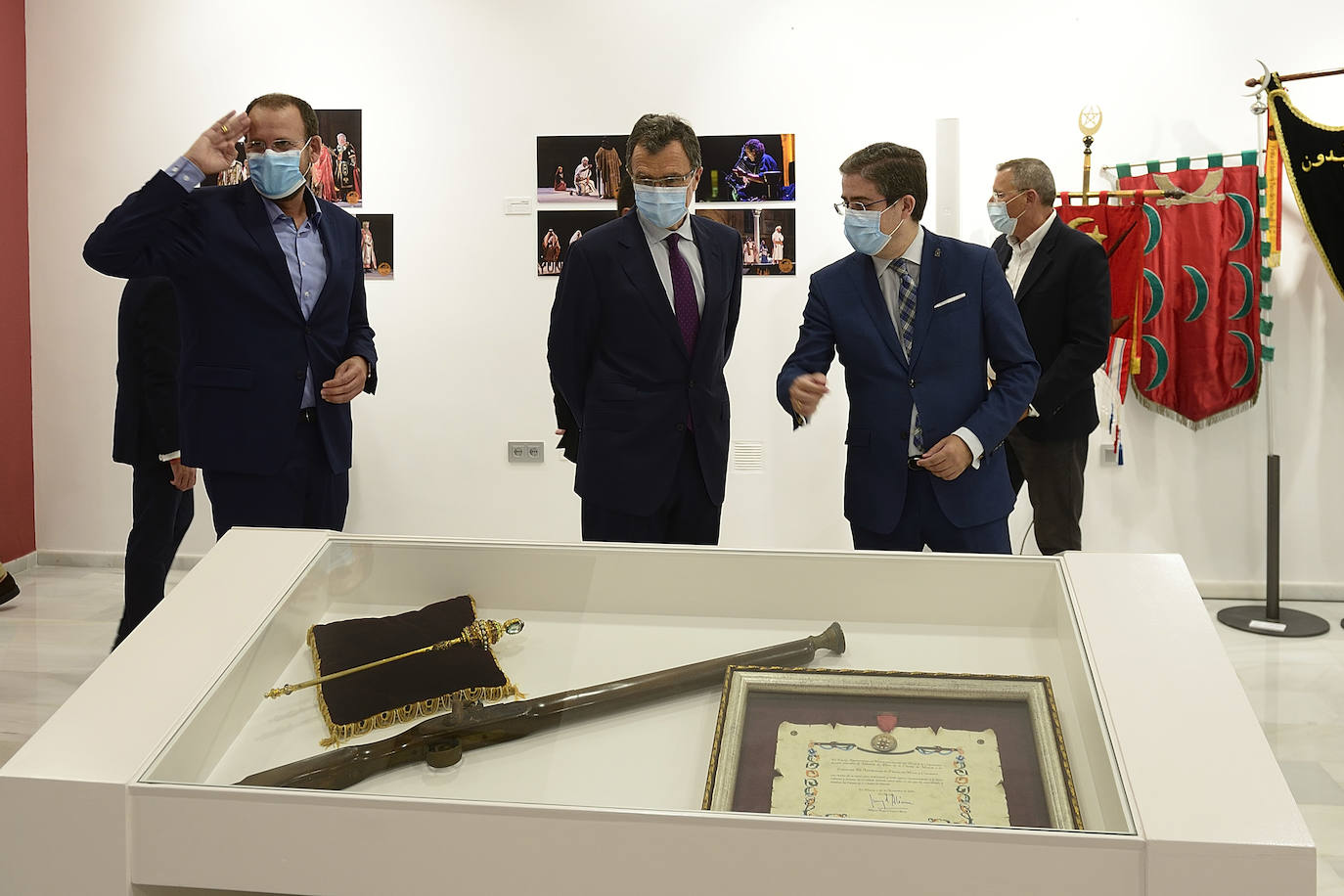 Fotos: Moros y Cristianos exhiben sus trajes, carteles y vídeos en La Glorieta