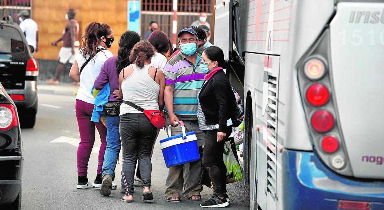 Un grupo de temporeros, ayer, a su llegada a Jumilla en un autobús. 