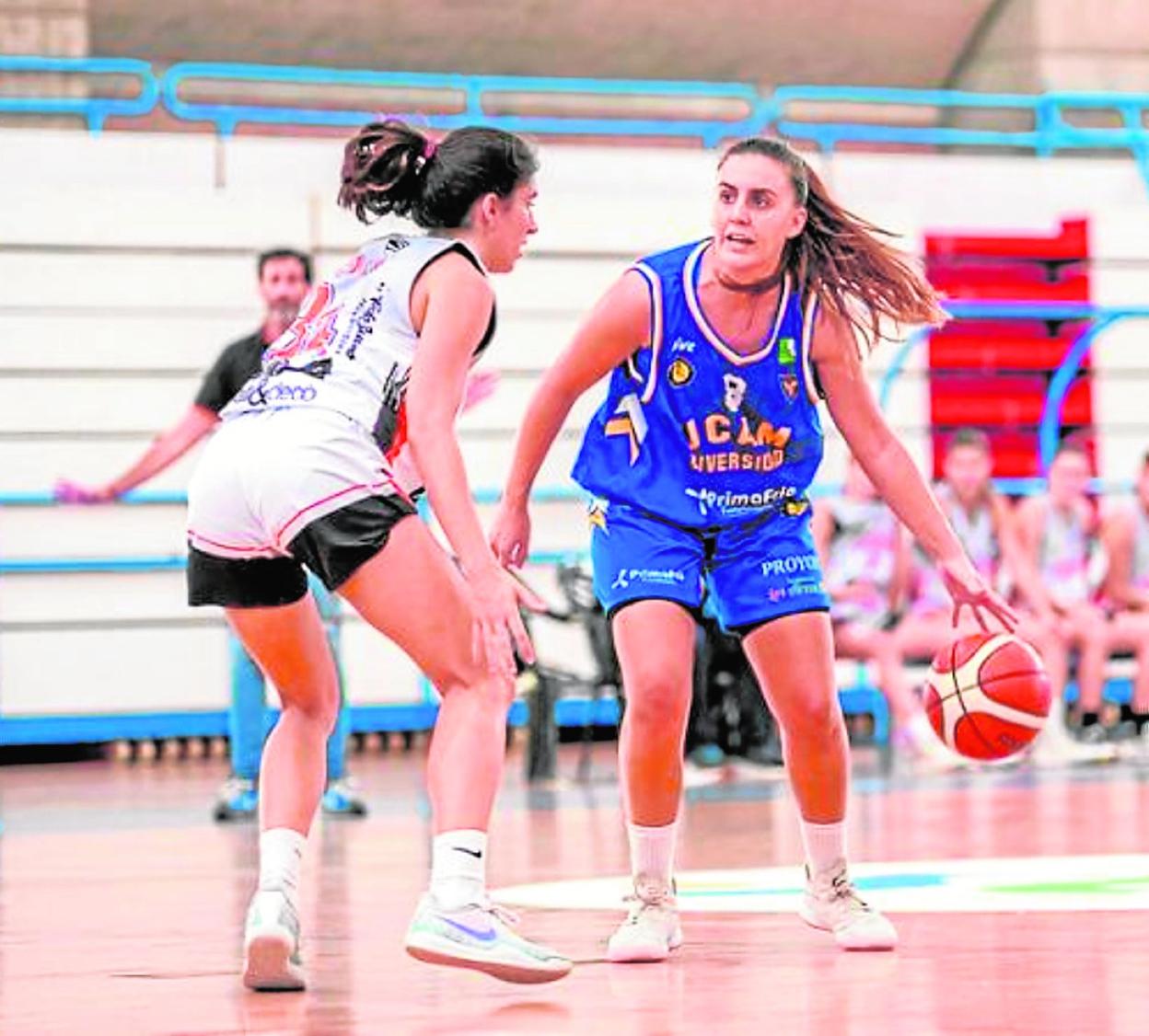 Laura Fernández, capitana del UCAM Primafrio de la Liga 2, en un partido de la temporada pasada. 