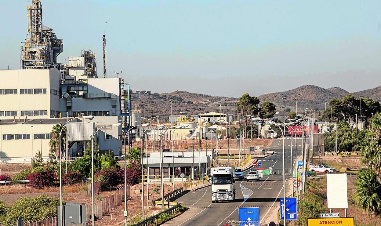 Un camión y una furgoneta salen de las instalaciones de la multinacional Sabic, en La Aljorra, mientras un coche espera para entrar. 