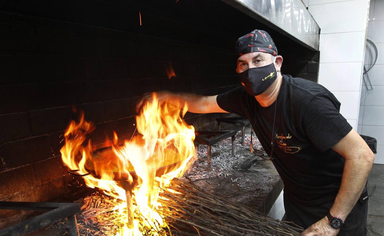 Ignacio prende fuego a los sarmientos para preparar su arroz seco. 