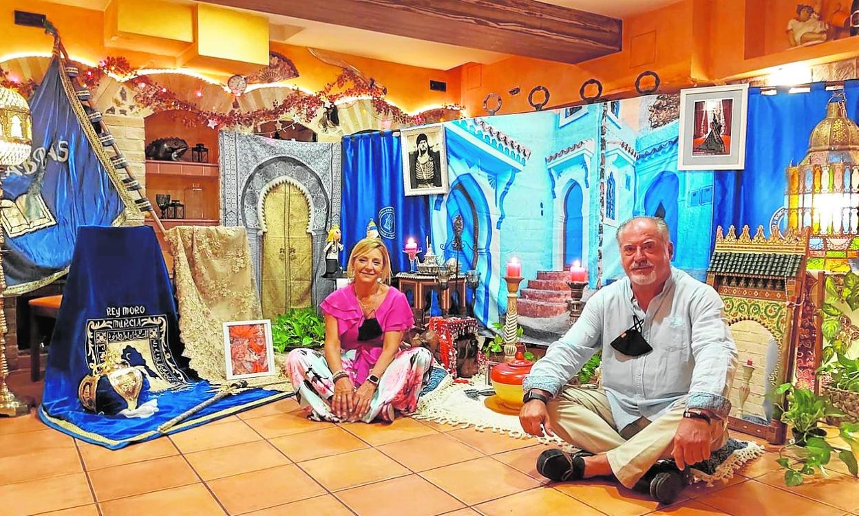 Montaje del rey Aben Hud, Domingo Hernández, y su favorita, Ángeles Roses, en la bodega del bar Roses Rosell.