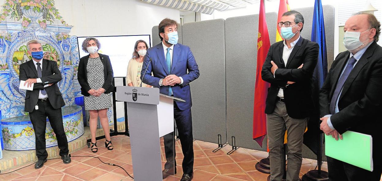 Motas (c), ayer, con responsables de las tres universidades y de la Consejería de Salud. 