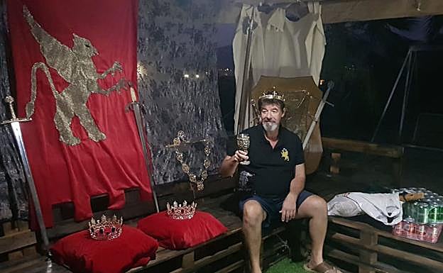 Imagen principal - El Infante Alfonso X, Francisco Ruano, que mantendrá el cargo para 2021. | María Teresa Cambronero y Celestino Avilés, del grupo Templarios, en un rincón de su salón. | Recortables de Encarna Asensio, de la mesnada Jaime I. 