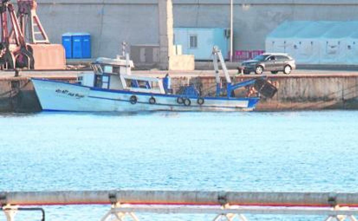 El pesquero argelino en el que llegaron los inmigrantes, atracado en Escombreras.