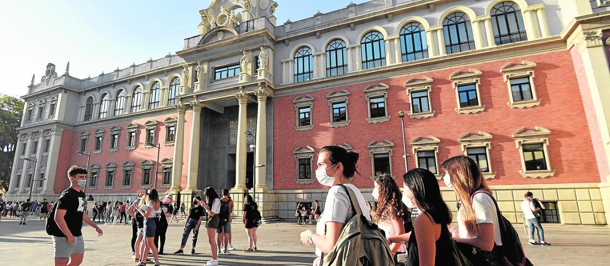 Estudiantes en la plaza de la Universidad. 