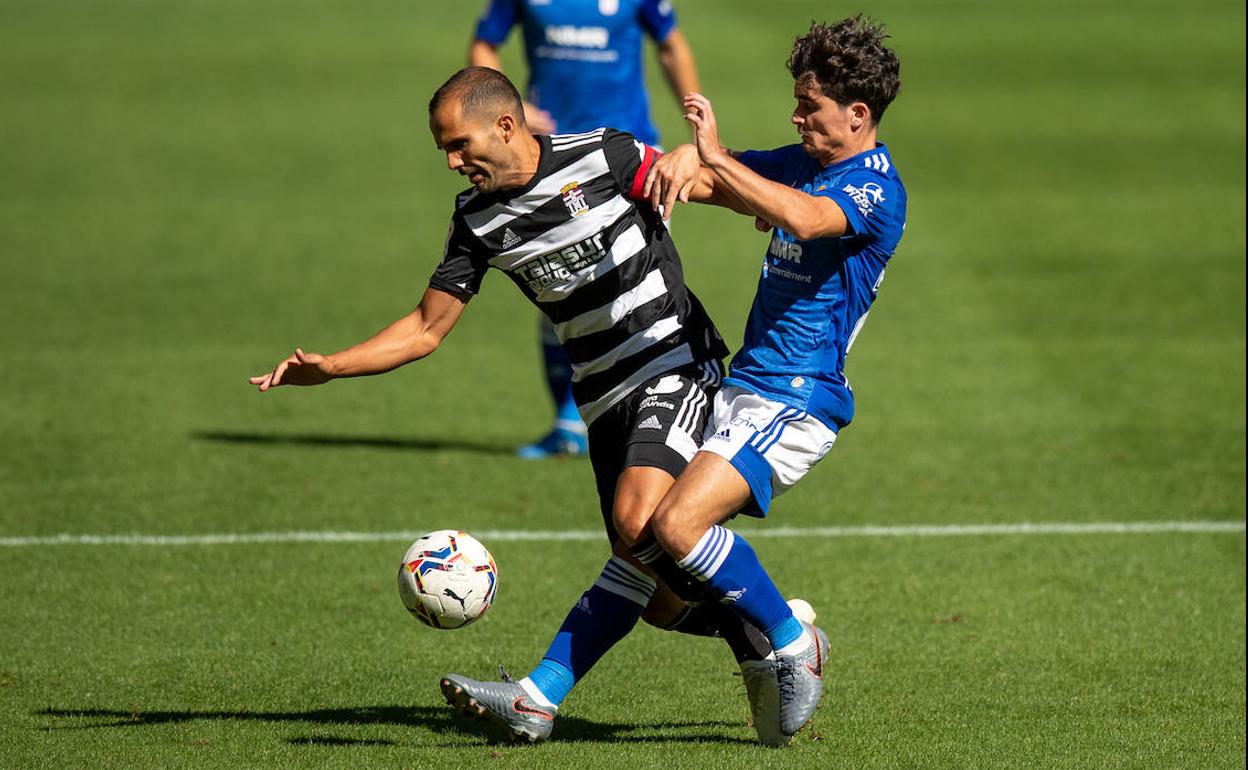 Verza, capitán del FC Cartagena, disputa el balón durante el encuentro jugado ante el Real Oviedo, este domingo.