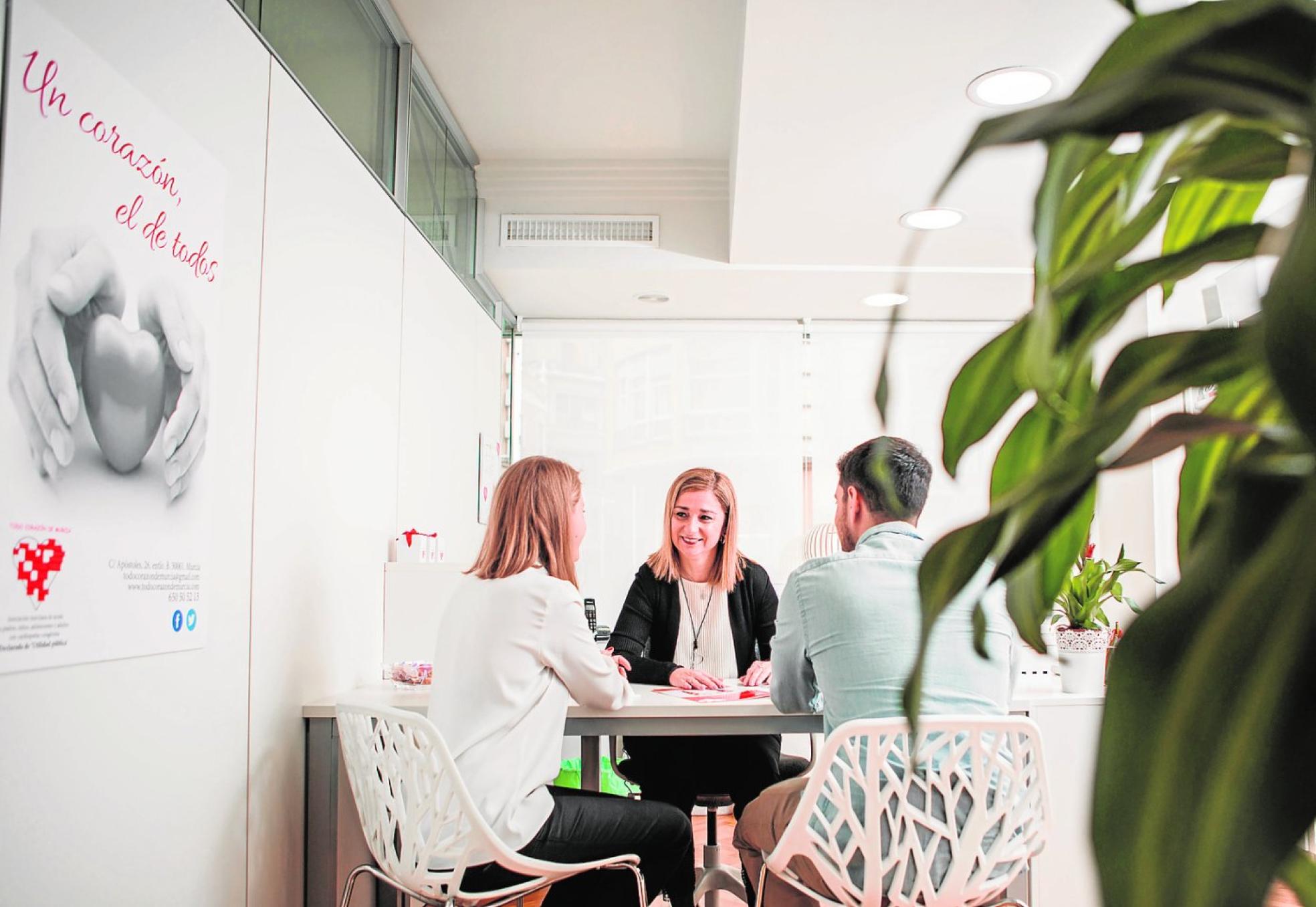 María José Ibáñez, presidenta de la entidad, atiende a unos padres en la sede de Todo Corazón. 
