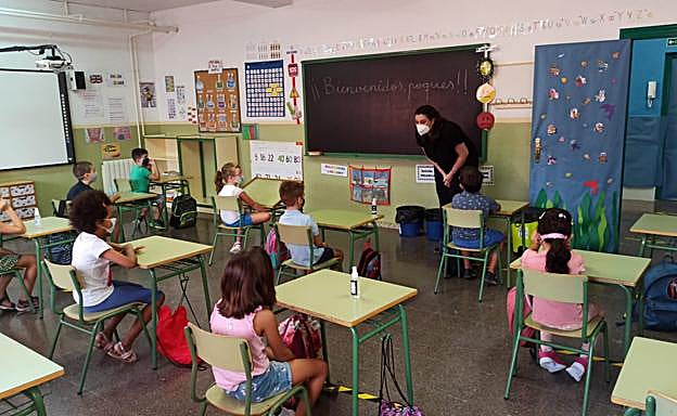 Alumnos del colegio Nuestra Señora de Los Ángeles de El Esparragal, este lunes. 