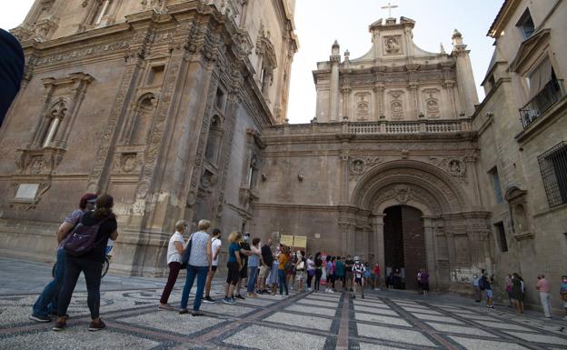 Colas de fieles, este martes, a las puertas de la Catedral para visitar a la Virgen de la Fuensanta. 