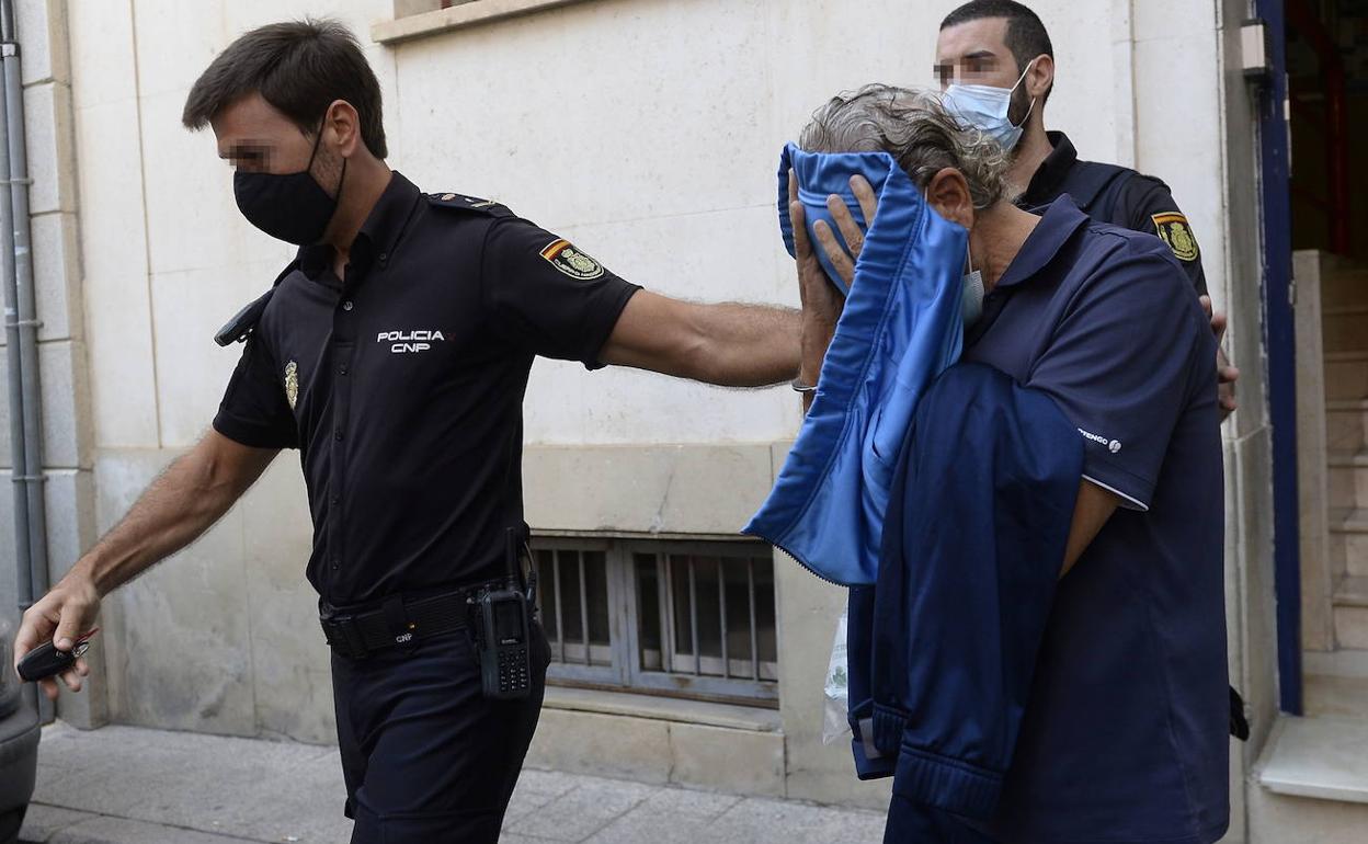 Dos agentes custodian al profesor que presuntamente abusó de sus alumnos de la Escuela Taurina de Murcia el pasado viernes. 