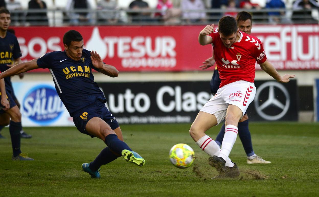 Una imagen del último derbi entre el Real Murcia y el UCAM en el estadio Enrique Roca.