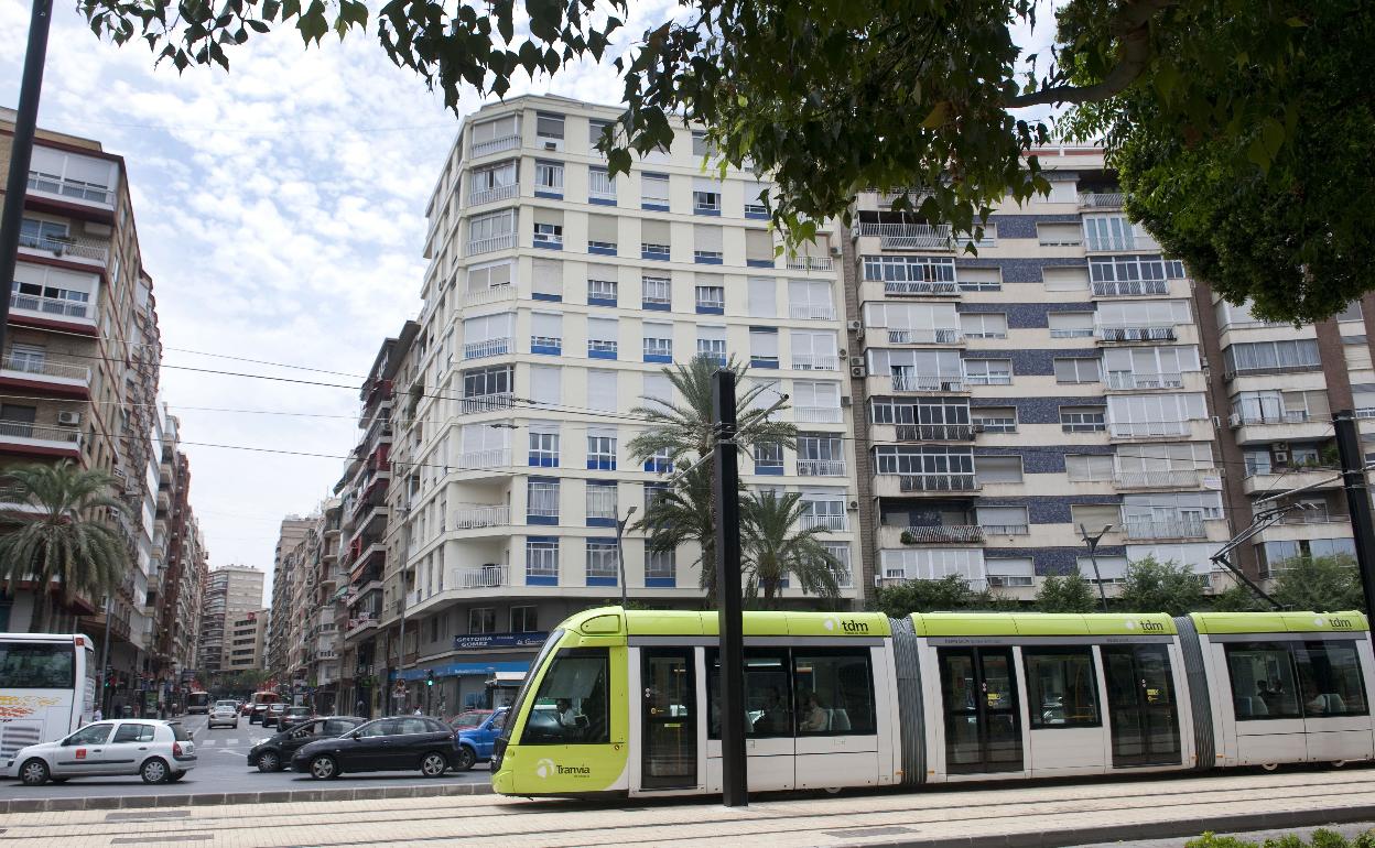 Ballesta reclama a Ábalos más de 20 millones para el transporte público