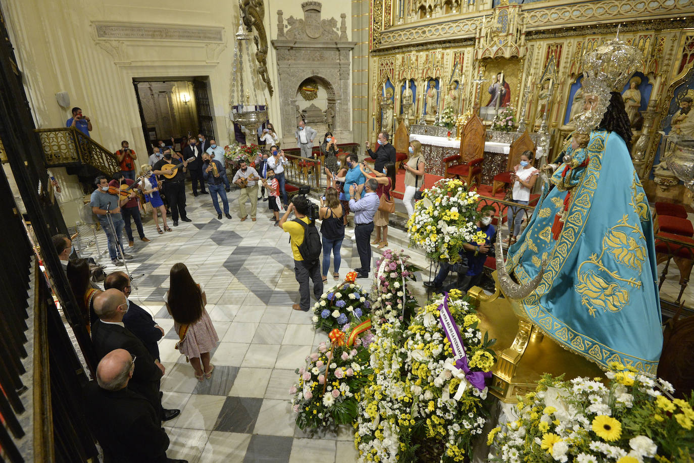 Fotos: Ofrenda floral a la Patrona a puerta cerrada