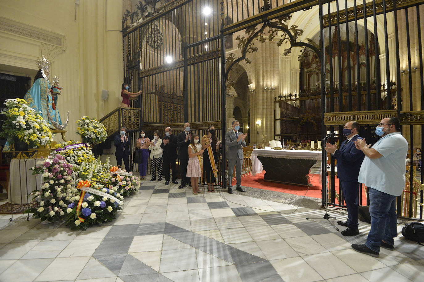 Fotos: Ofrenda floral a la Patrona a puerta cerrada