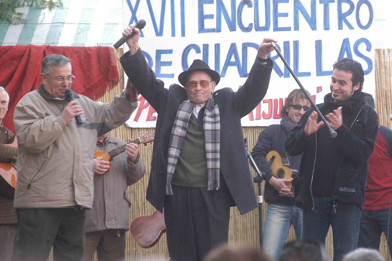 El Tío Juan Rita, en 2005, tras actuar en la XVII edición del Encuentro de Cuadrillas de Patiño.