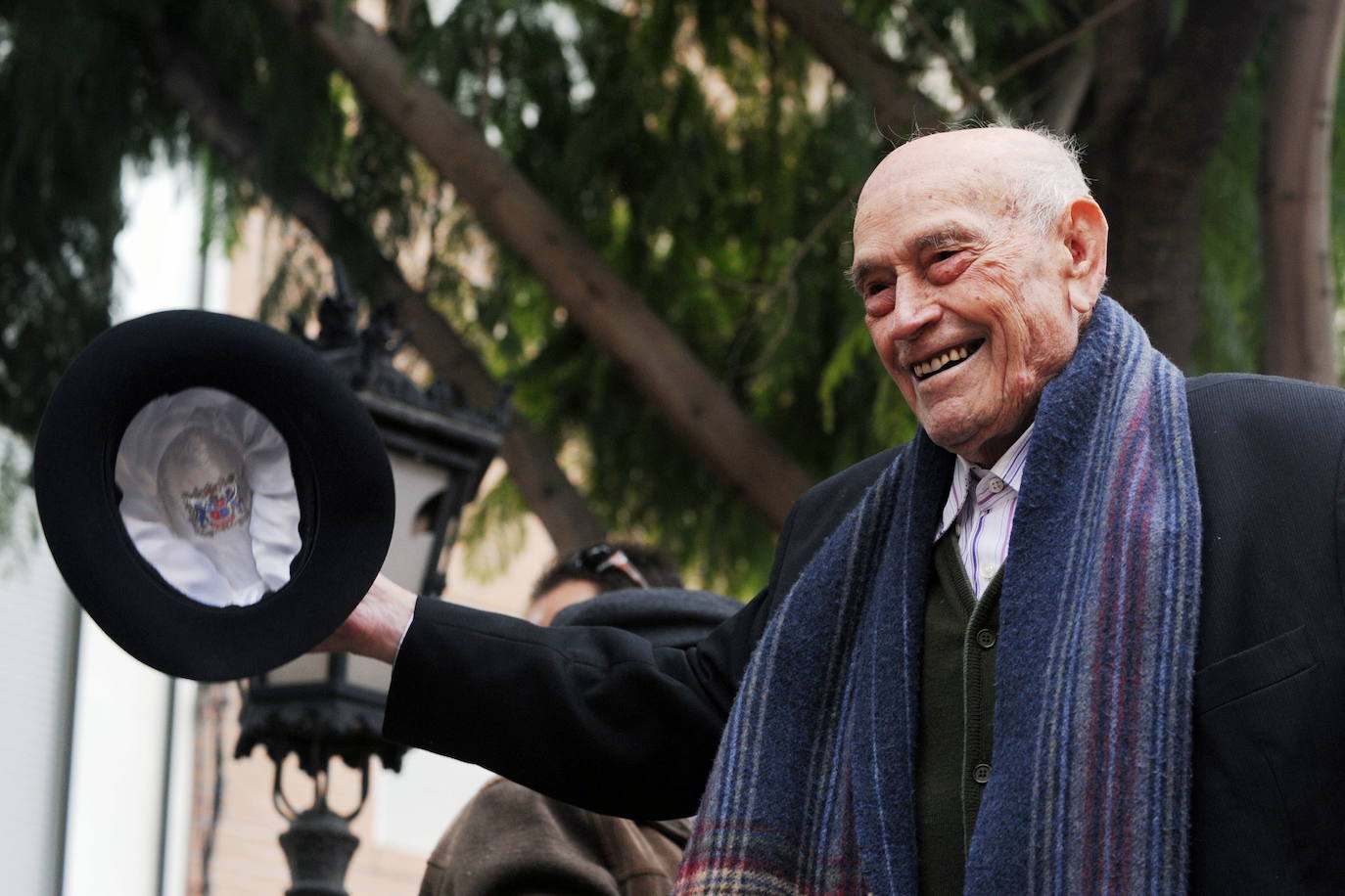 El Tío Juan Rita saluda al público durante la celebración del XXIII Encuentro de Cuadrillas de Patiño, en 2011.