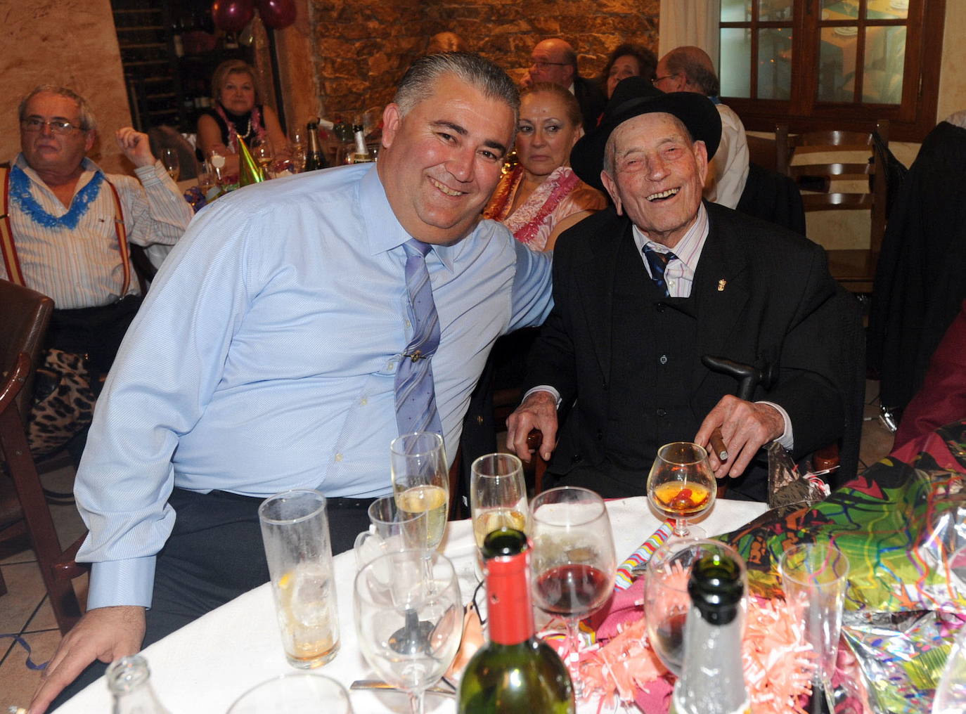 Los troveros Antonio 'El Andaluz' y el Tío Juan Rita, celebrando el Año Nuevo, en 2011, en Lorca.
