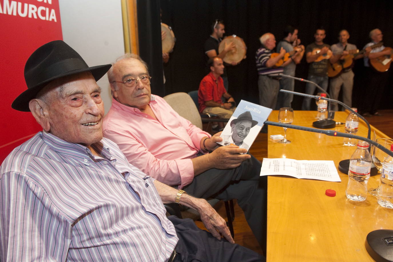 El Tío Juan Rita, junto al periodista García Martínez, en un acto organizado por LA VERDAD en 2012.