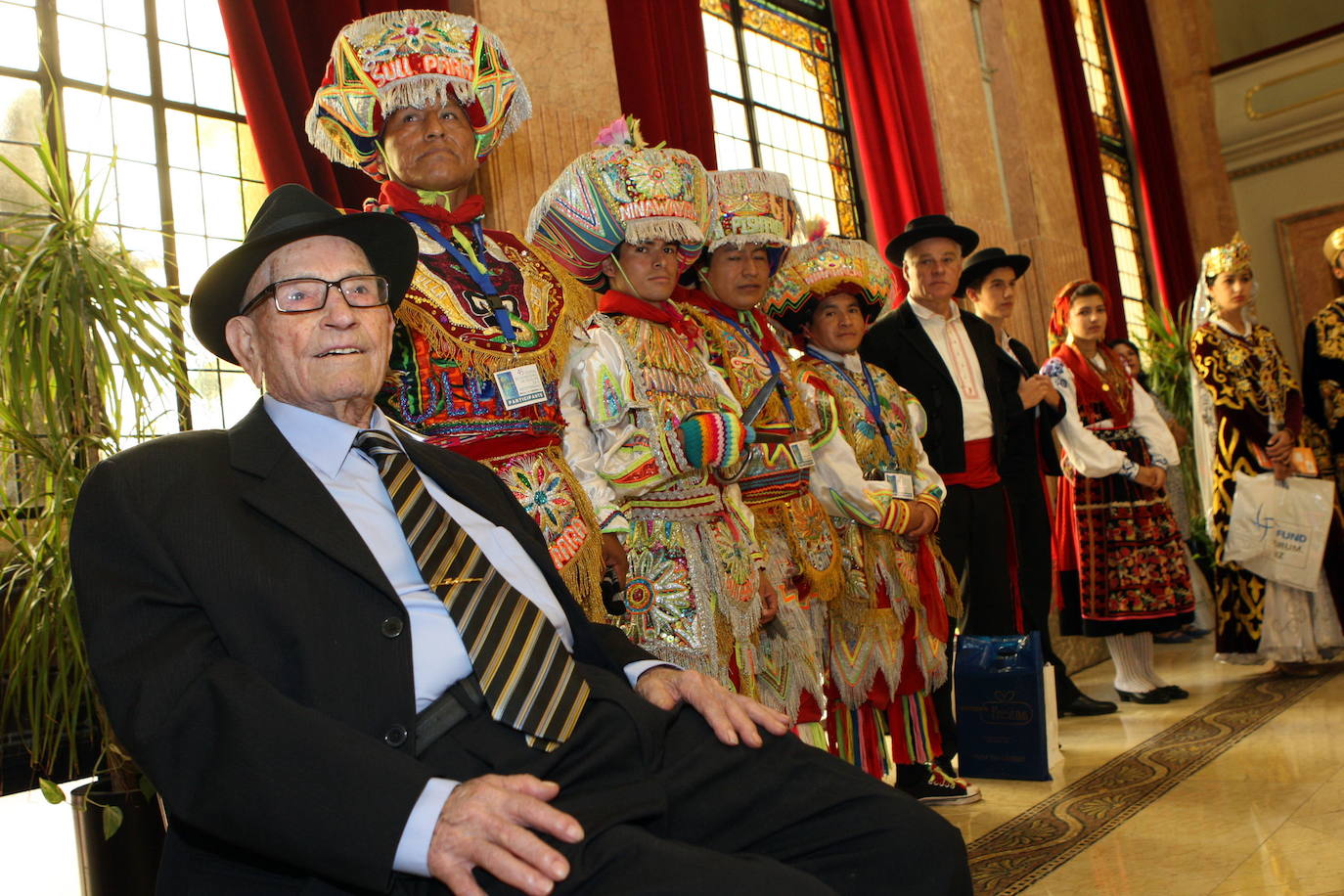 Entrega de la Insignia de Oro del Festival de Folclore del Mediterráneo a Juan Tudela, en 2012, en el Ayuntamiento de Murcia.