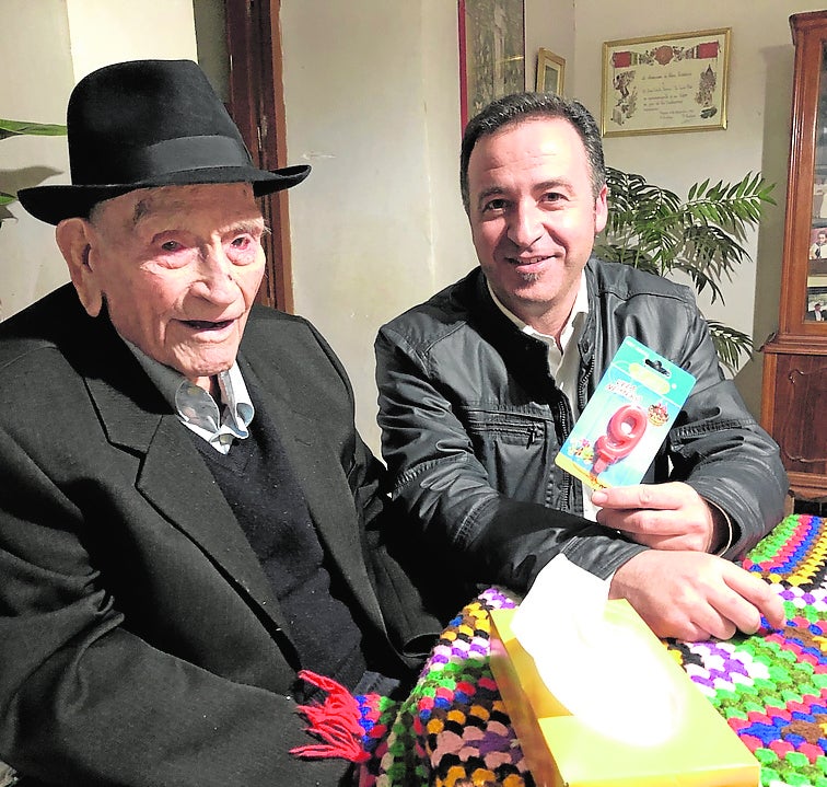 El Tío Juan Rita, durante la celebración del 108 cumpleaños del trovero, junto a Javier Andreo, el pasado mes de febrero de 2020.