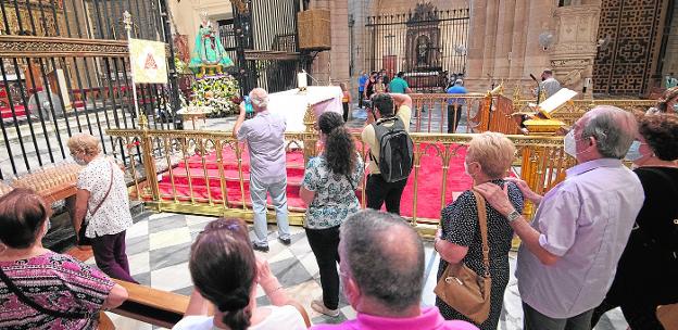 Numerosos fieles estuvieron visitando a la Patrona en el interior de la Catedral de Murcia tras guardar cola, ayer. 