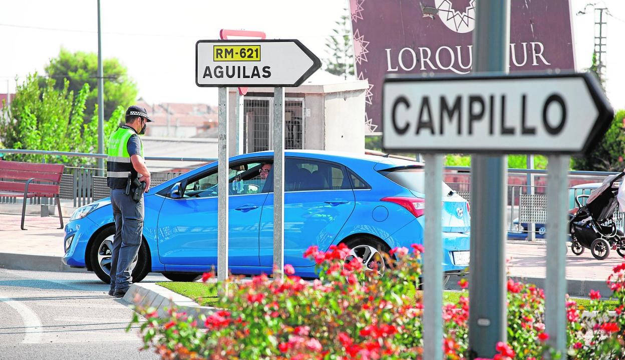 Control policial en la Ronda Sur, junto a las salidas hacia Águilas y Campillo, ayer. 