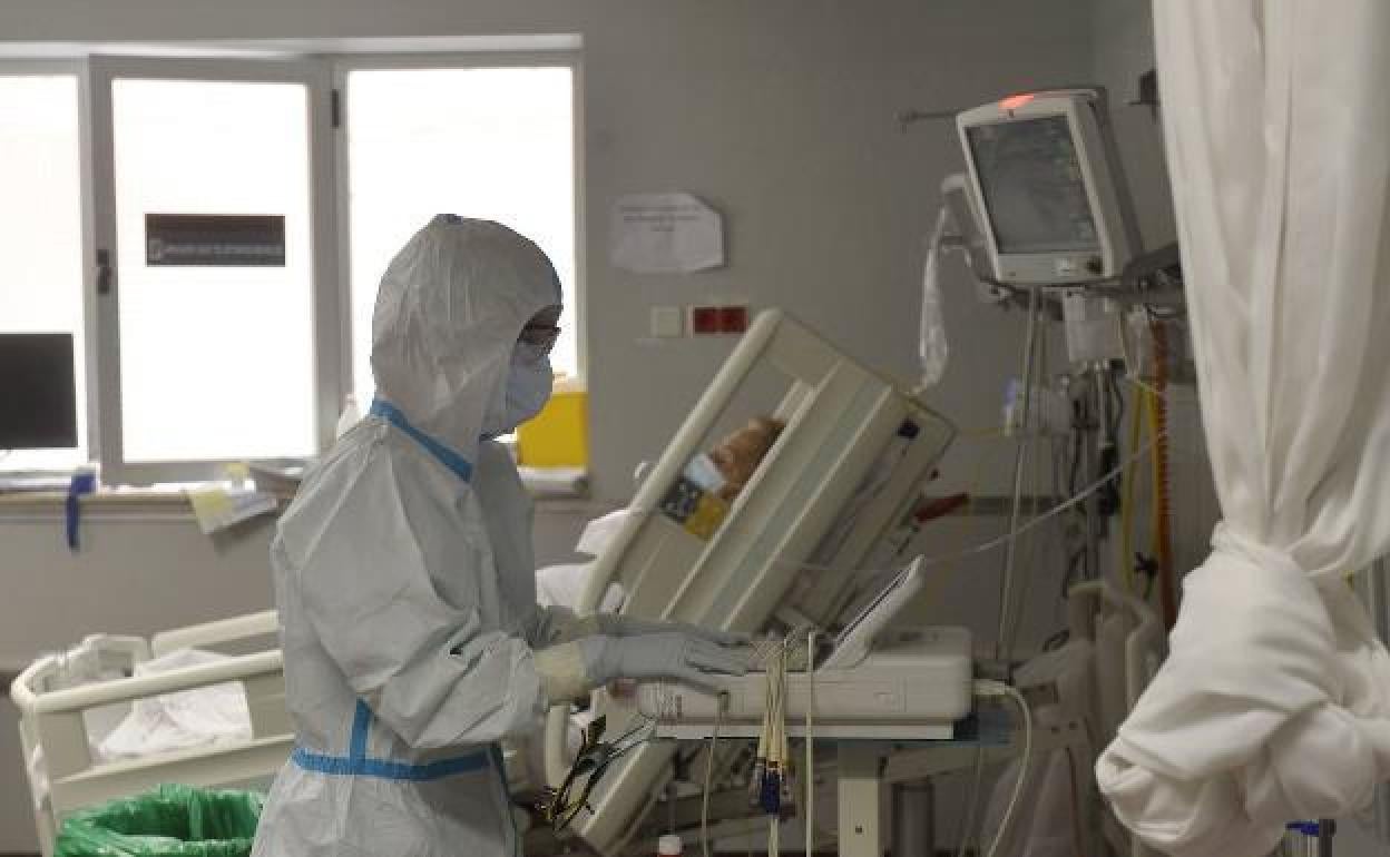 Un sanitario protegido con un equipo de protección, en la zona Covid del servicio de Urgencias de La Arrixaca, el pasado mes de abril.