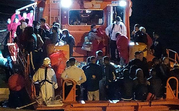 Llegada de algunos de los inmigrantes rescatados este miércoles al puerto de Escombreras.| Las imágenes del vídeo corresponden a la llegada de extranjeros a la playa de Isla Plana.