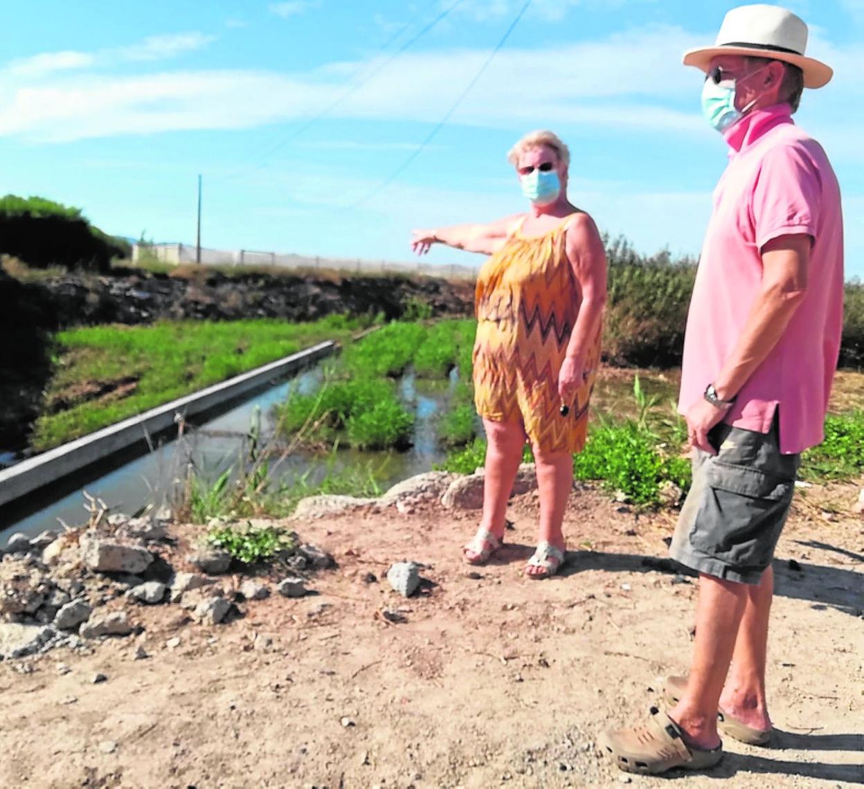 Lorraine Della muestra las obras de recrecimiento del canal D7. 